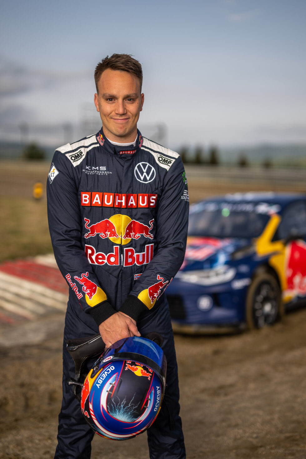 Fem ganger verdensmester Johan Kristoffersson (t.v.) tror Ole Christian Veiby kan blande seg inn i toppen under årets rallycross-VM, som innledes i Portugal i helga.
