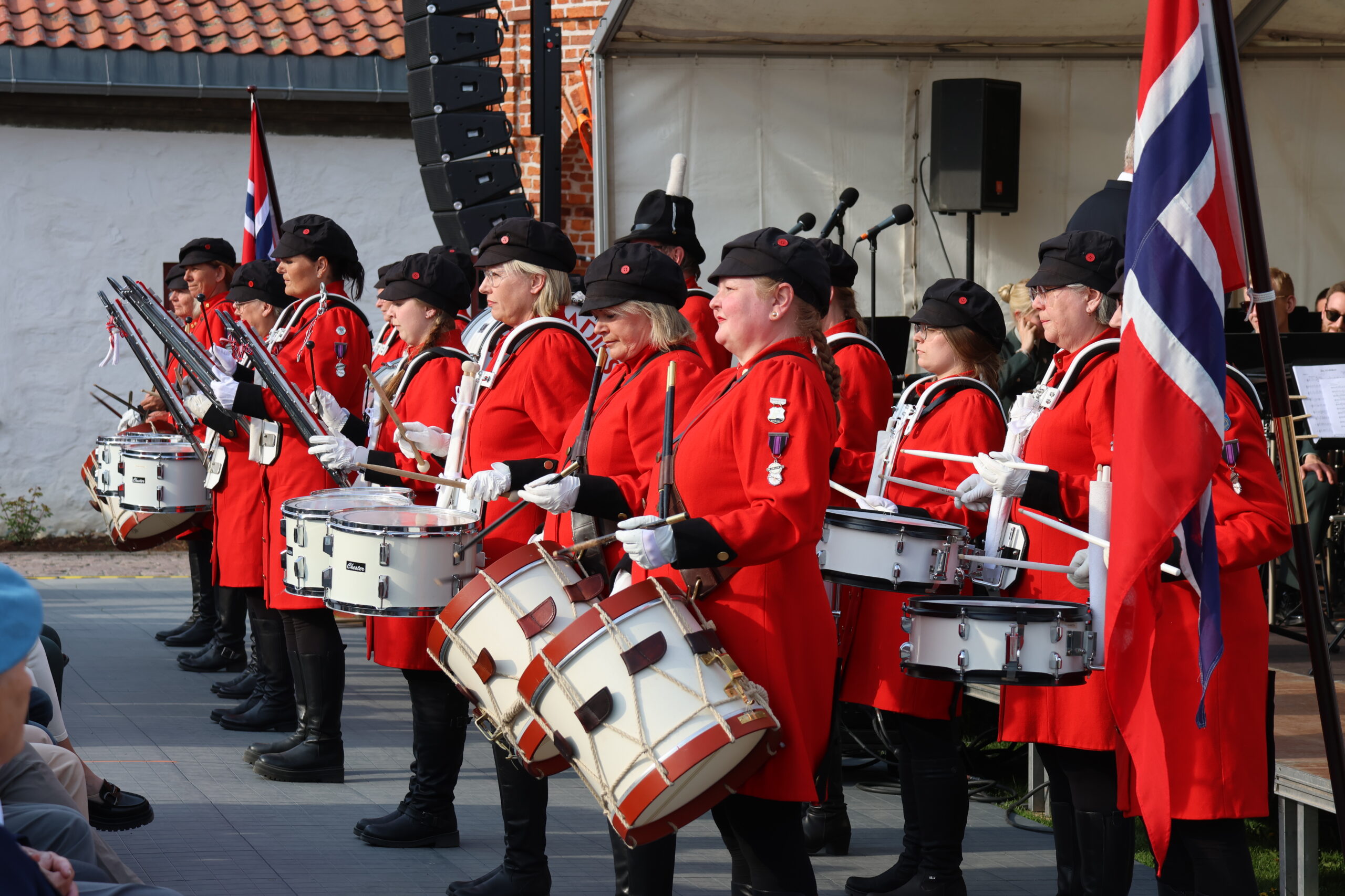 Drum ladies deltok på Veterankonserten lørdag kveld.