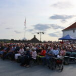Ikke en stol, benk eller gressflekk var ledig under lørdagens konsert på festningen. Folk strømmet til veterankonserten.