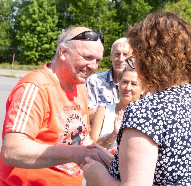 Leder i Hedmark skøytekrets, Anita Bjerkestrand, overrekket nåla til Jarle Delbakk på trening lørdag.