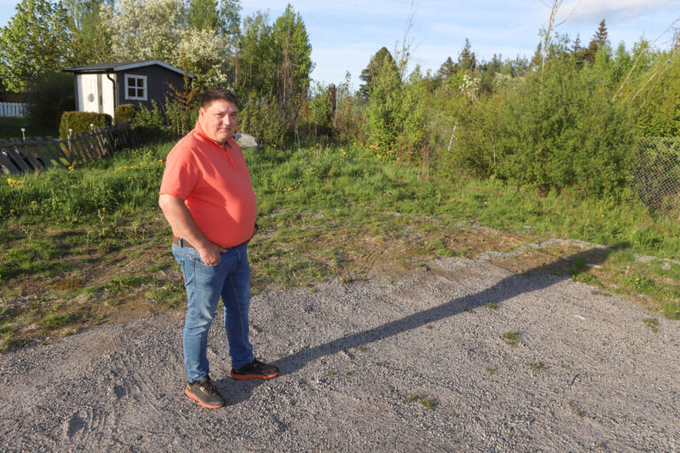 I grøntområdet rett bak gjerdet til høyre foregikk gravingen og sprengingen som gjorde at Bjørn Egil Jakobsen tok kontakt med kommunen.