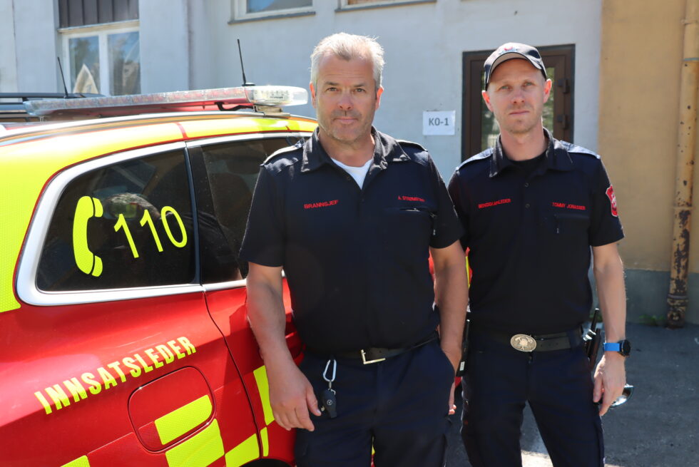 Brannsjef Arnfinn Strømstad og beredskapsleder Tommy Jonassen ber folk bruke hodet litt ekstra i det tørre været. De frykter rødt farevarsel i løpet av kort tid.