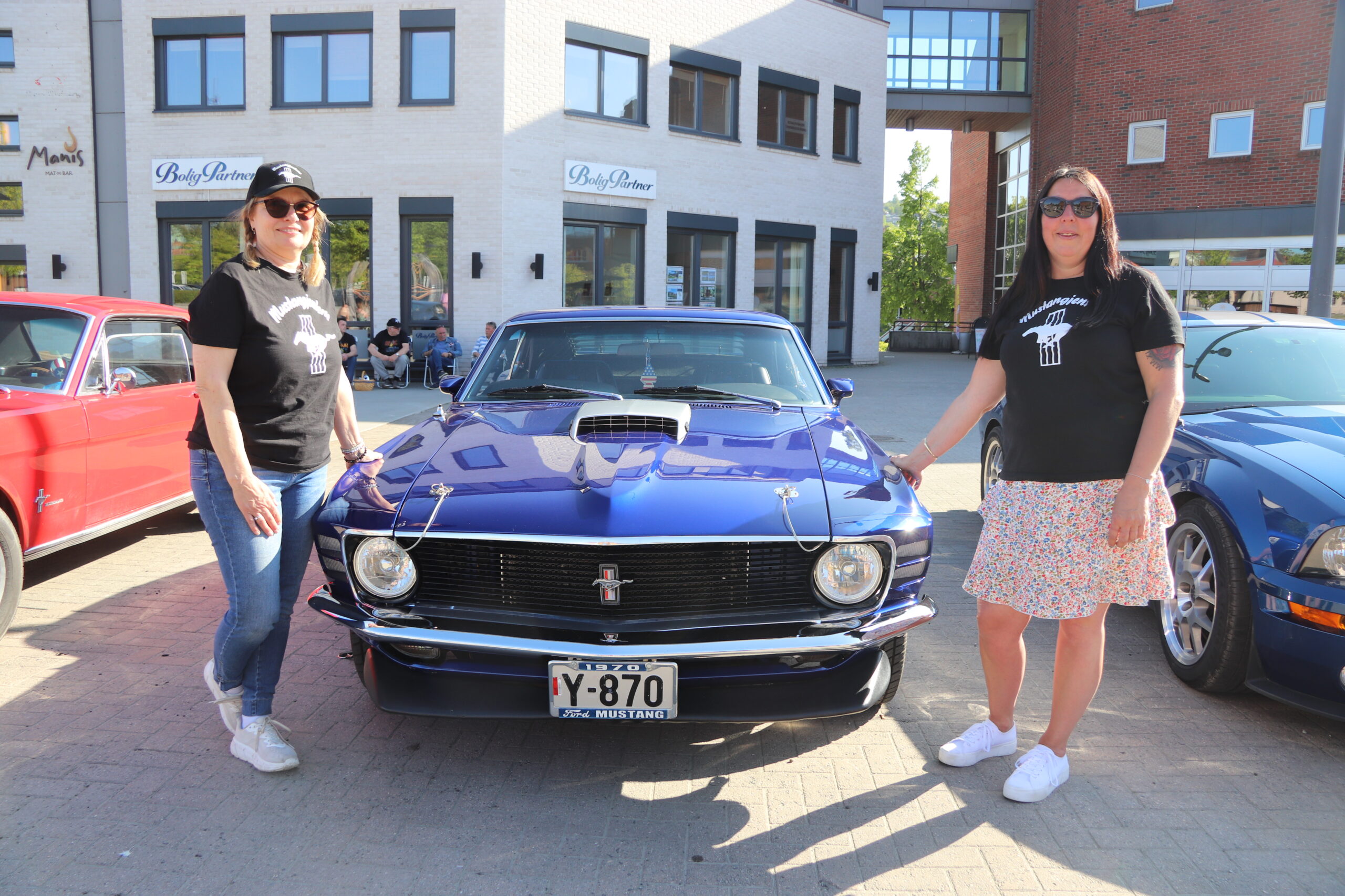 Eier av denne Ford Mustang 1970 Fastback, Sylvia Hornberg (t.h.) er en del av den nasjonale klubben, Mustangjentene, sammen med Siv Henningstad.