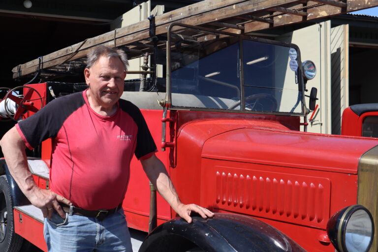 Leder i Glåmdal utstyr - og motorhistoriske forening, Johan Aarskog viser frem brannbilen fra 1926.