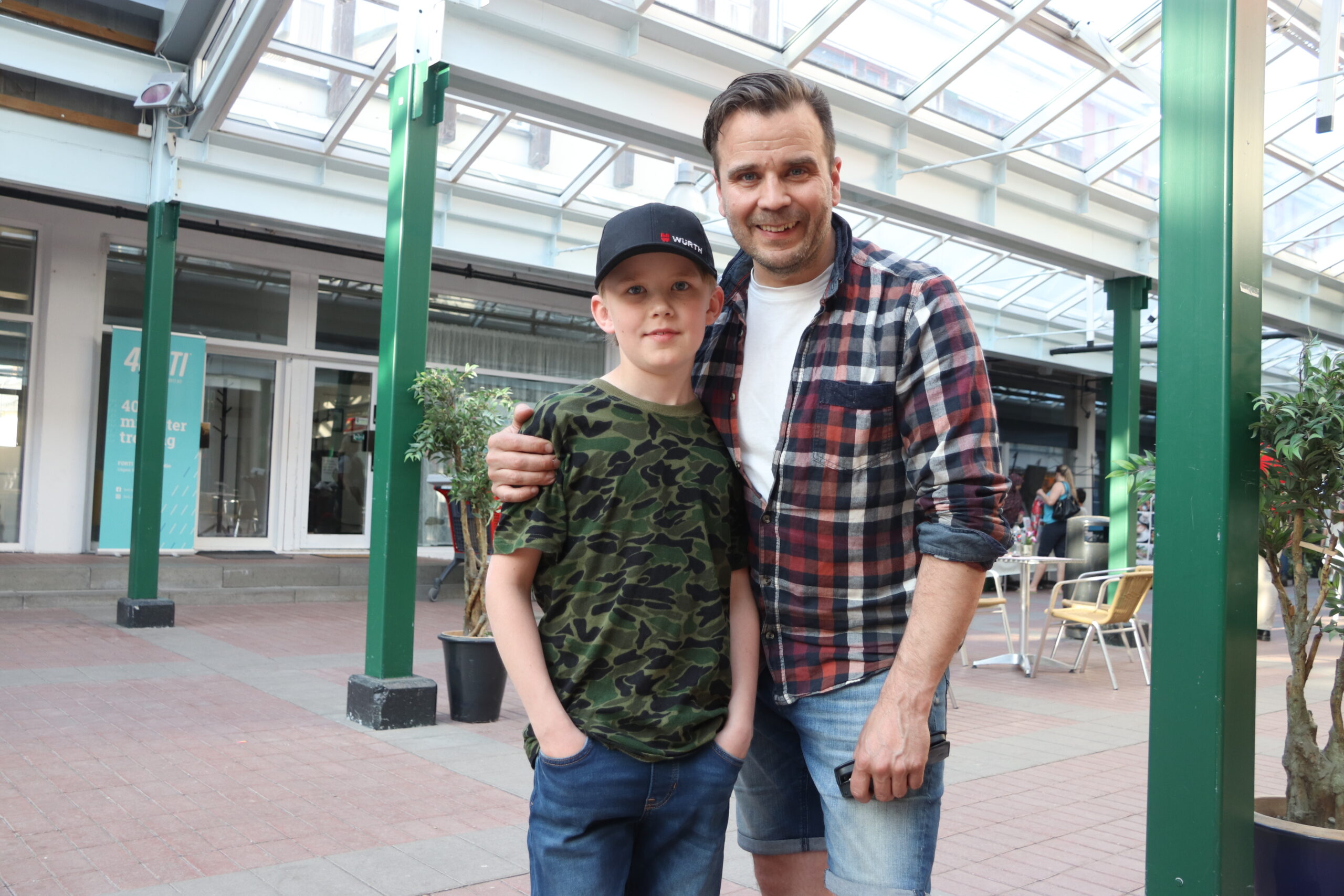 Kristian Fredrik Johnsen og far Ståle Enger Johnsen er forberedt på å bygge enda en bil til neste år.