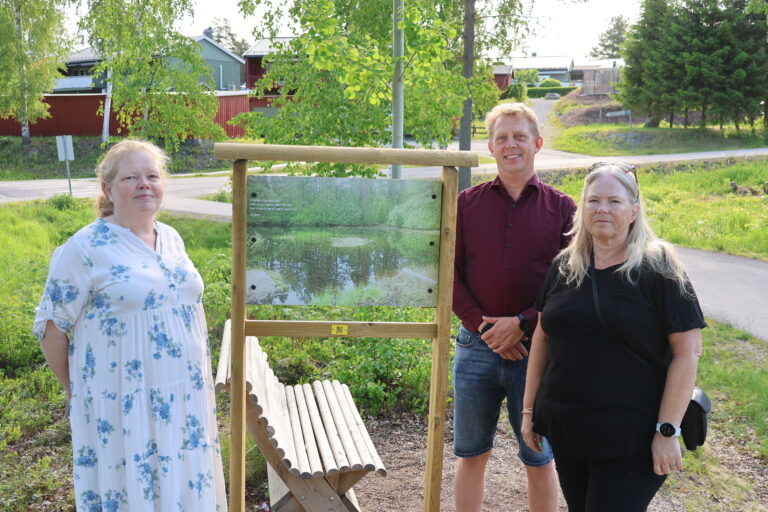 Styret i Vennersberg og Langerudberget vel ber politikerne utrede flerbrukshus. Styret representert her med Hege Kjellstrøm (f.v.) Vilni Verner Holst Bloch og Bjørg Holand.