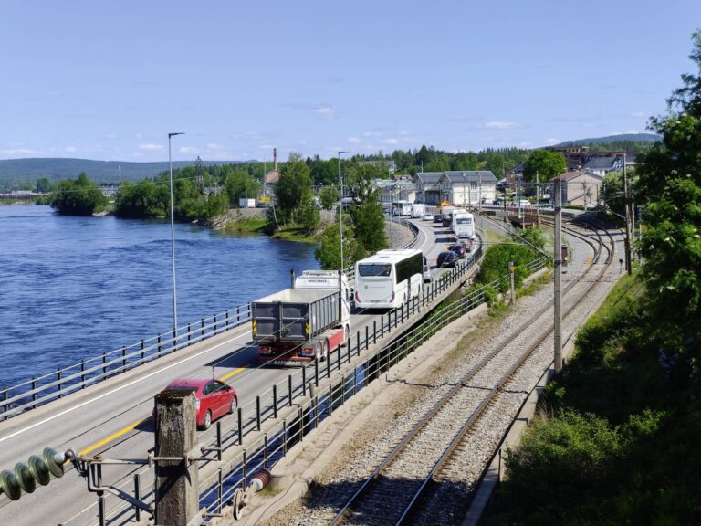 Køene strekker seg tilbake til Gjemselund bru etter at en lastebil har fått stans på riksvei 2 mellom Sundehjørnet og Cirke K Arkoveien.