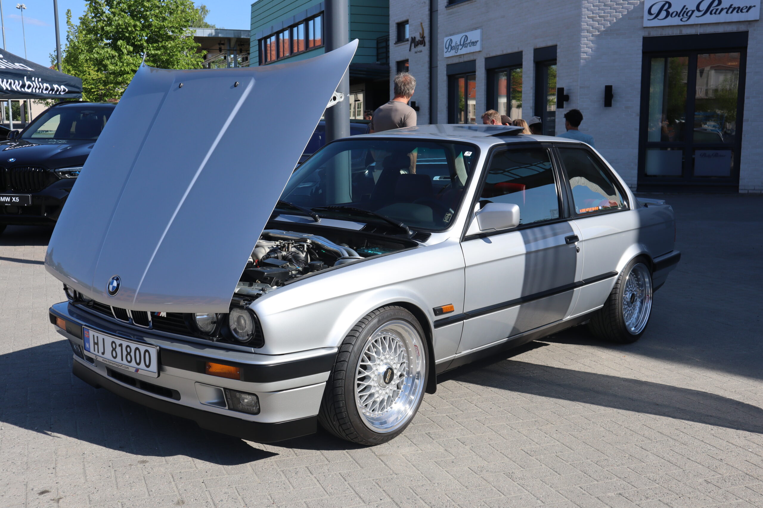 Blant de eldste modellene til utstilling var denne 1985 modellen 325i.