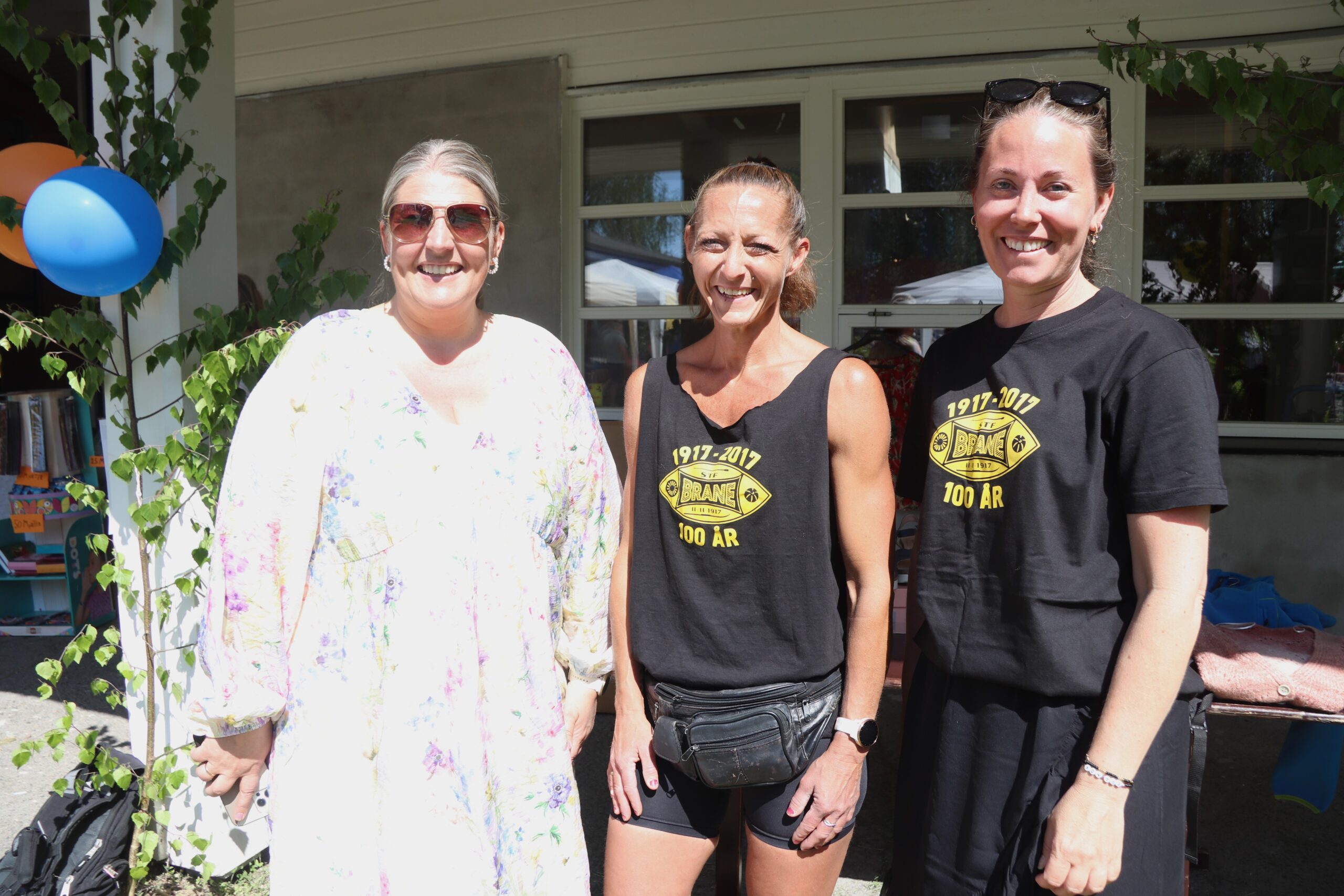May Nordseth (f.v.), Marita Bråten, og Jeanette Løvtjernet gledet seg til å ta imot Kai Kvernbakken i forkant av utdelingen.