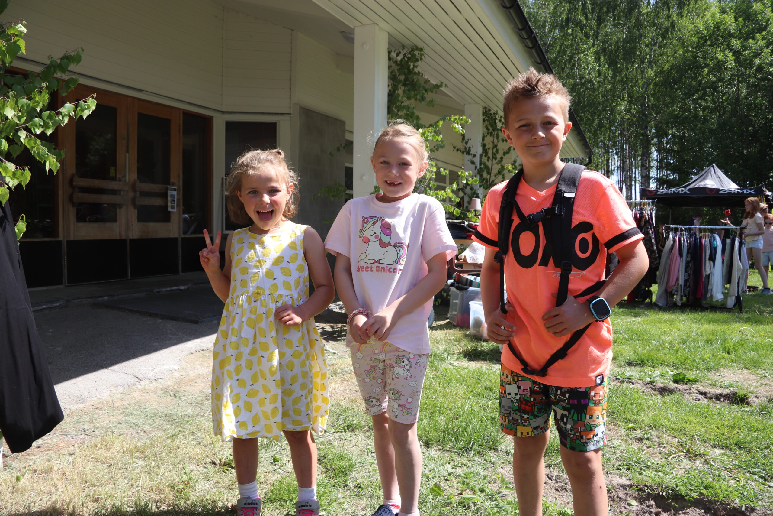 Olivia (f.v.), Ylva, og Noah stilte med glede på bildet til avisa.