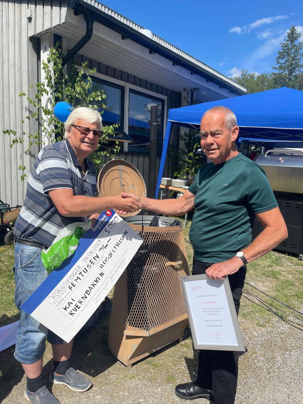 Her mottar Kai Kvernbakken (t.h.) Kongsvinger Idrettsråd Ildsjelpris av leder i idrettsrådet, Roger Granseth.