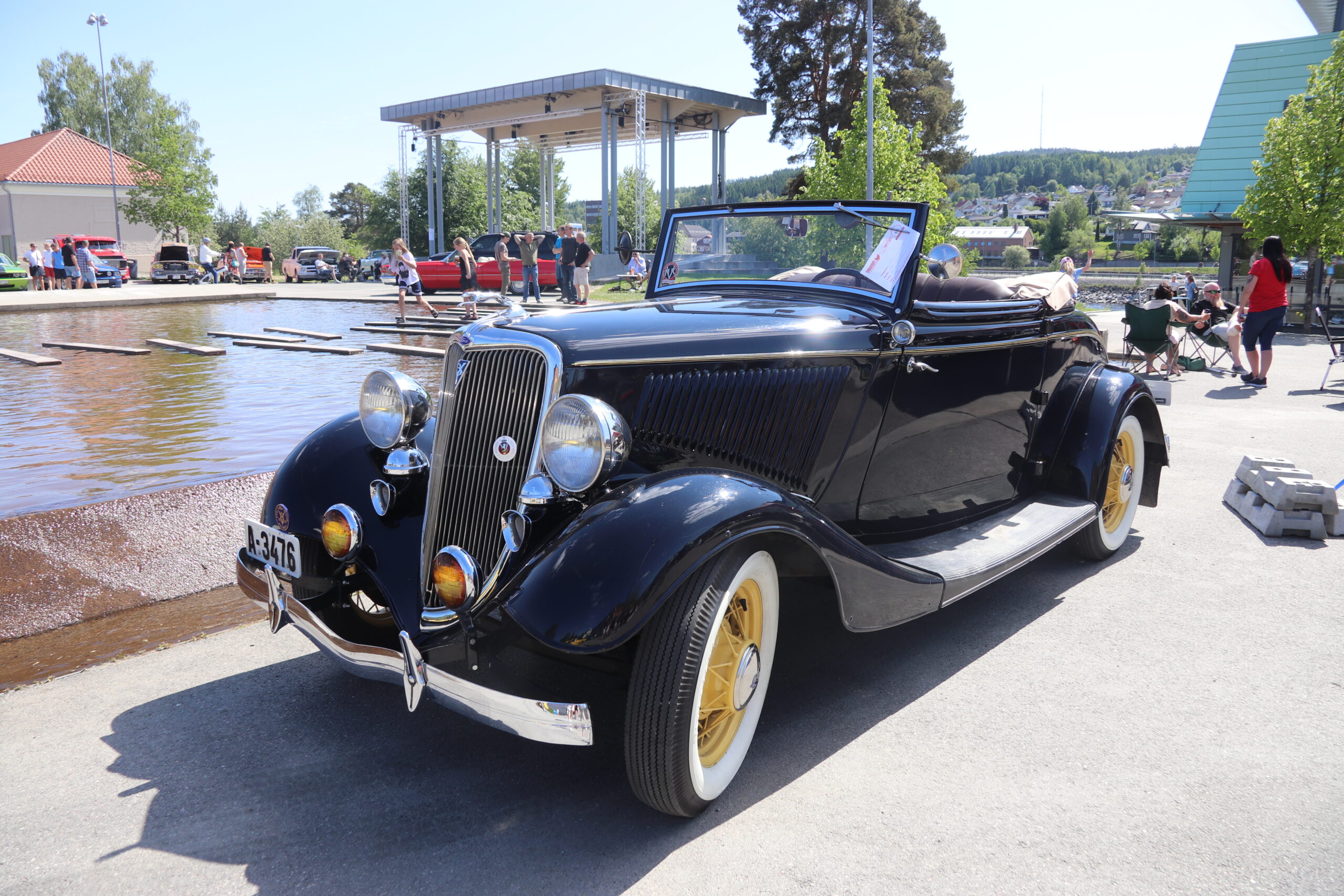 1934 Ford De Luxe Cabriolet.