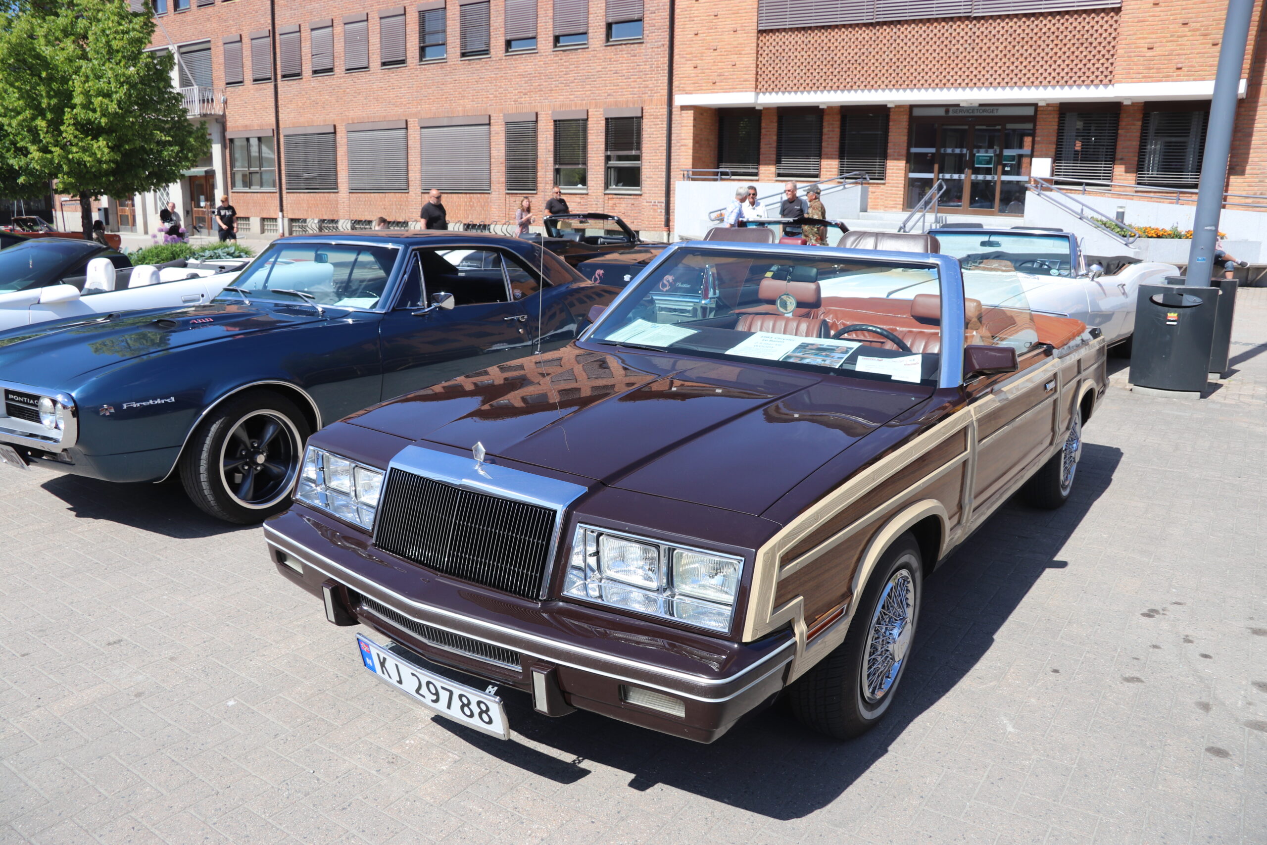 Denne er ganske spesiell. En helt maken har blitt brukt i TV-serien Seinfeld. 1983 Chrysler Le Baron woody.