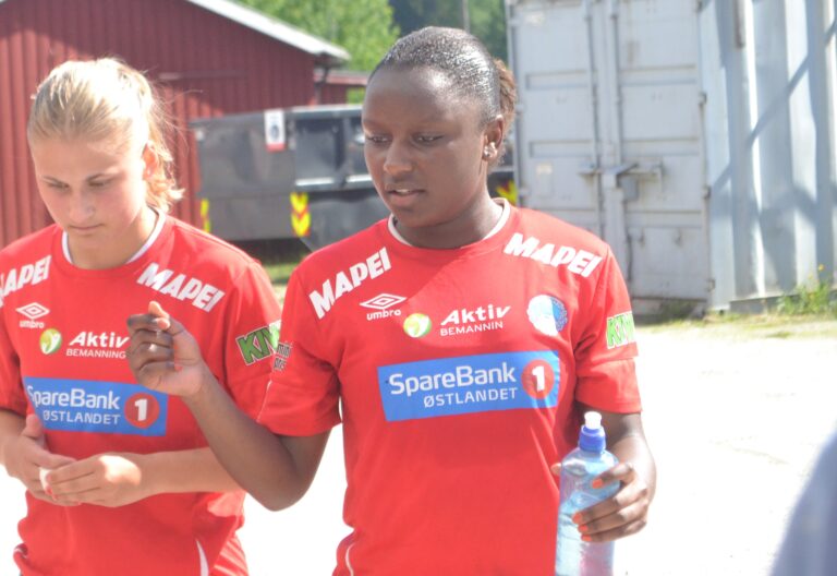 Marie-Claire Hirwa Sebazungu scoret to mål på det hun mener selv var en middels dag. Her på veg inn til 2. omgang sammen med Kaja Brendengen Rosenlund.