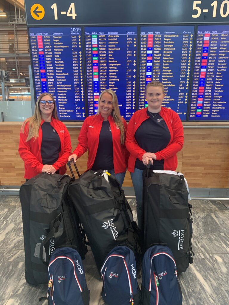 To spente landslagsspillere sammen med en like spent landslagstrener. Her er Jeanette Smedtorp (f.v.), Nina Tomteberget, og Sara Gregersen Hoel klare for avreise på Gardermoen.