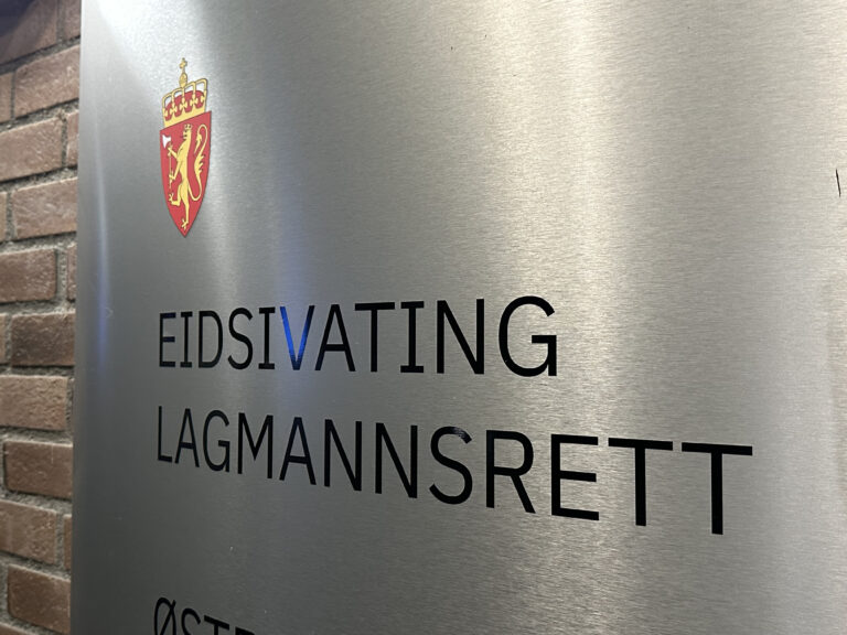 Eidsivating lagmannsrett endrer tingrettsdommen mot mannen som i fjor kastet kniv og stekepanne mot politiet. Han sprøytet også med et brannslukkingsapparat og traff to polititjenestepersoner