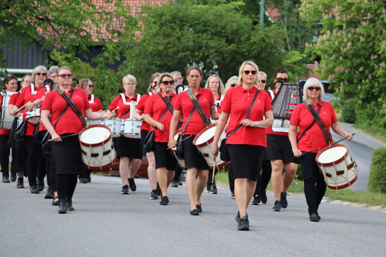 Kongsvinger Drum Ladies marsjerte i gatene sammen med Brandval skolemusikk tirsdag kveld.