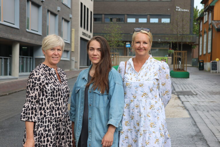 Hilde Nygaard (t.v.), og Lone Kjersheim fra Kongsvinger kommune og Kjersti Wangen fra KB gruppen eiendom vil at befolkningen tar i bruk Pop-up gågata som kommer.