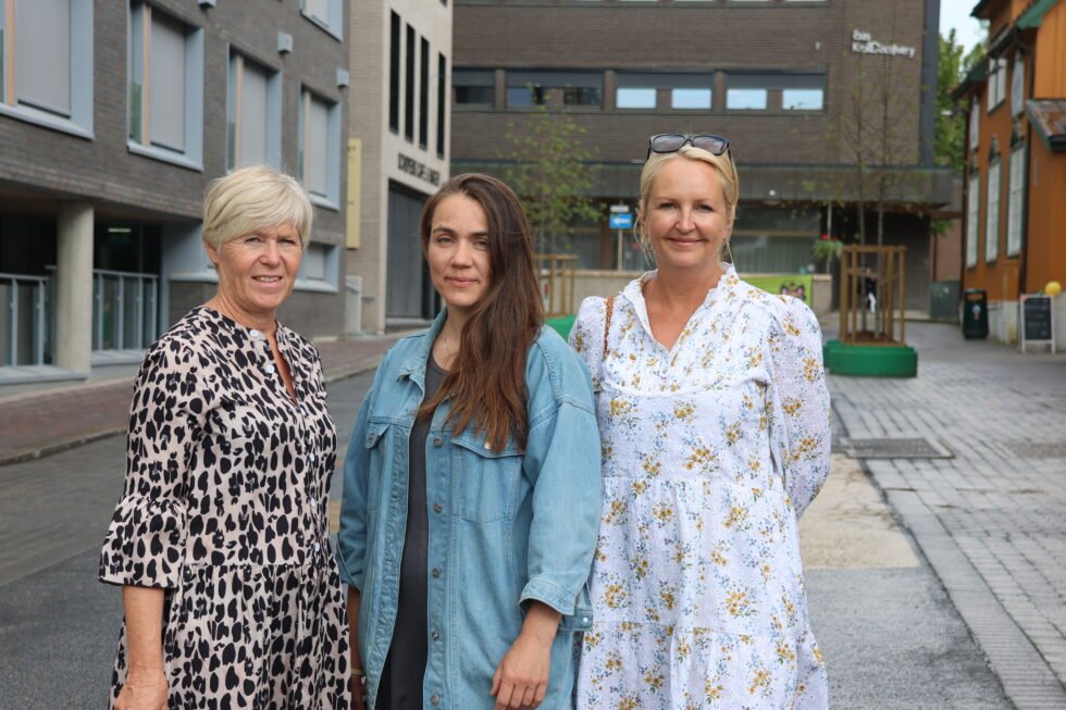 Hilde Nygaard (t.v.), og Lone Kjersheim fra Kongsvinger kommune og Kjersti Wangen fra KB gruppen eiendom vil at befolkningen tar i bruk Pop-up gågata som kommer.