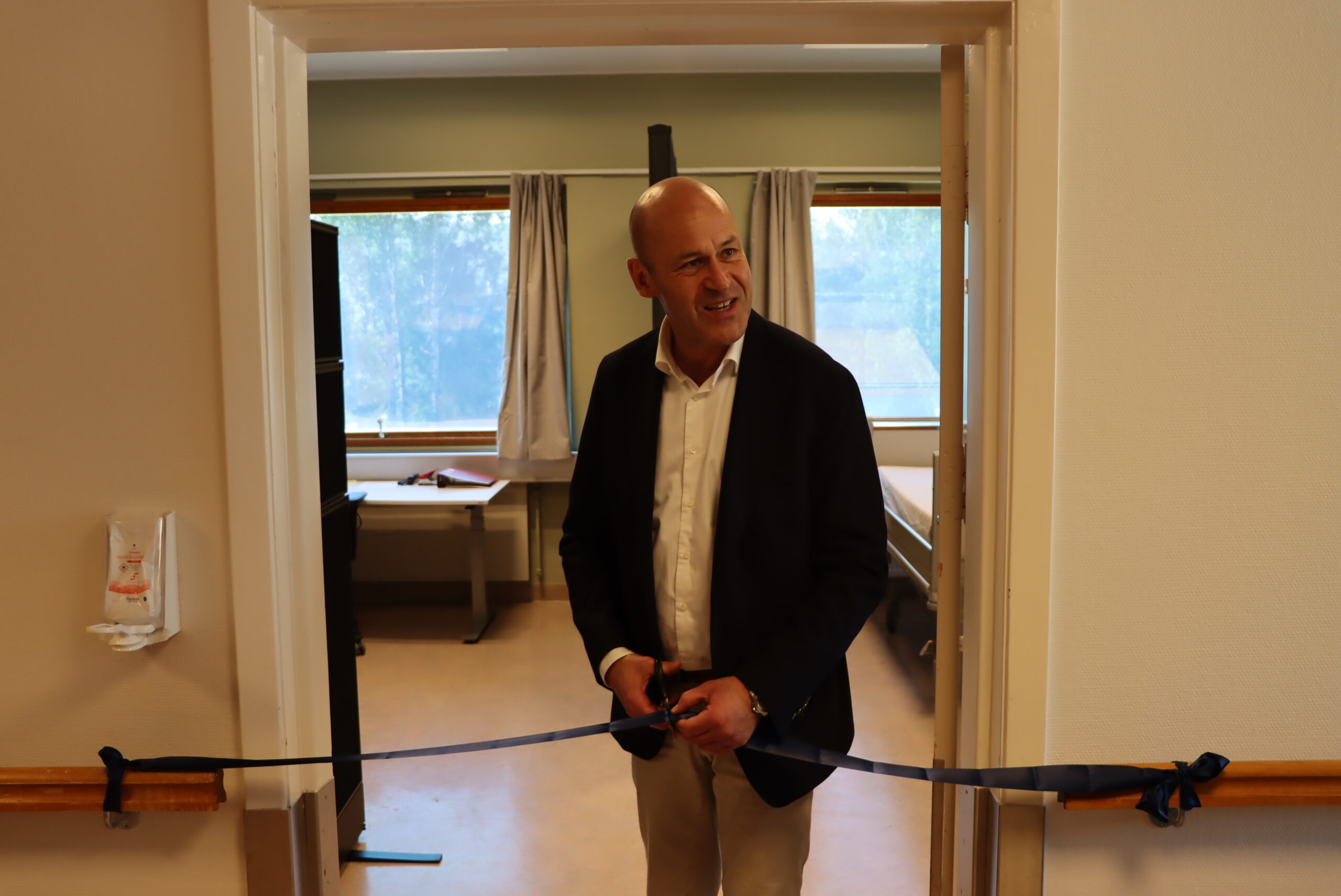 Administrerende direktør Øystein Mæland klippet snoren til sykehusets nye forskningspoliklinikk.