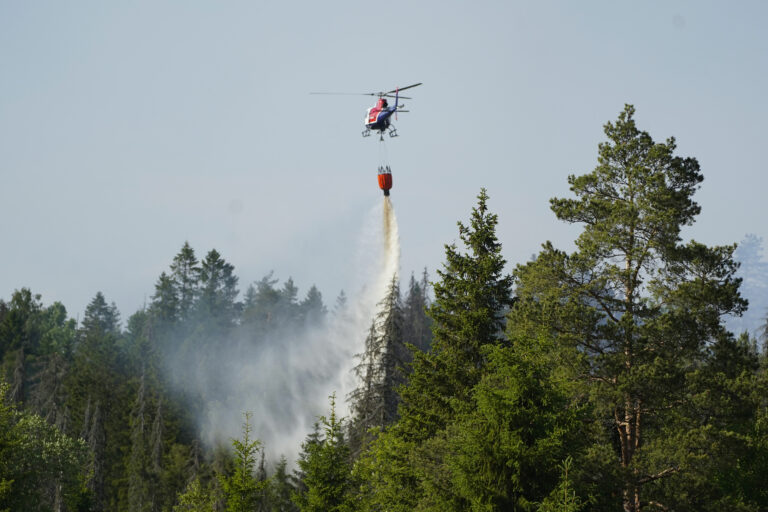 Varme og tørke fører til svært høy skogbrannfare. Nå heves beredskapen over hele landet med ytterligere 14 brannhelikoptre.