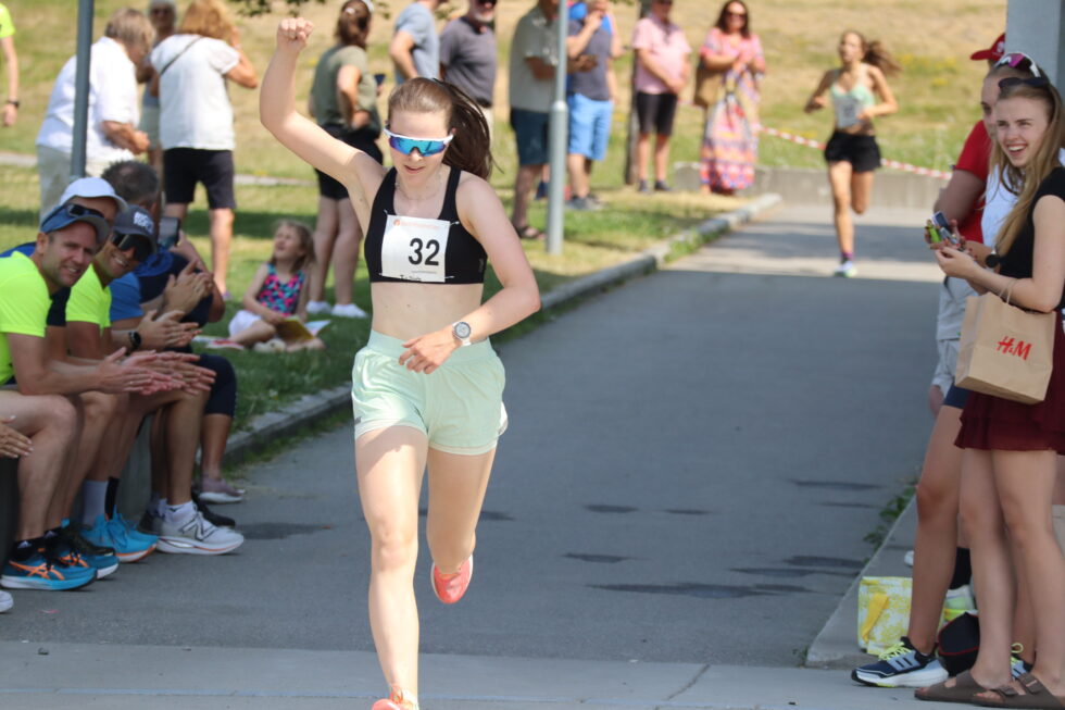Ingeborg Rosager kommer til mål som årets vinner av 5km i Sentrumsgateløpet.