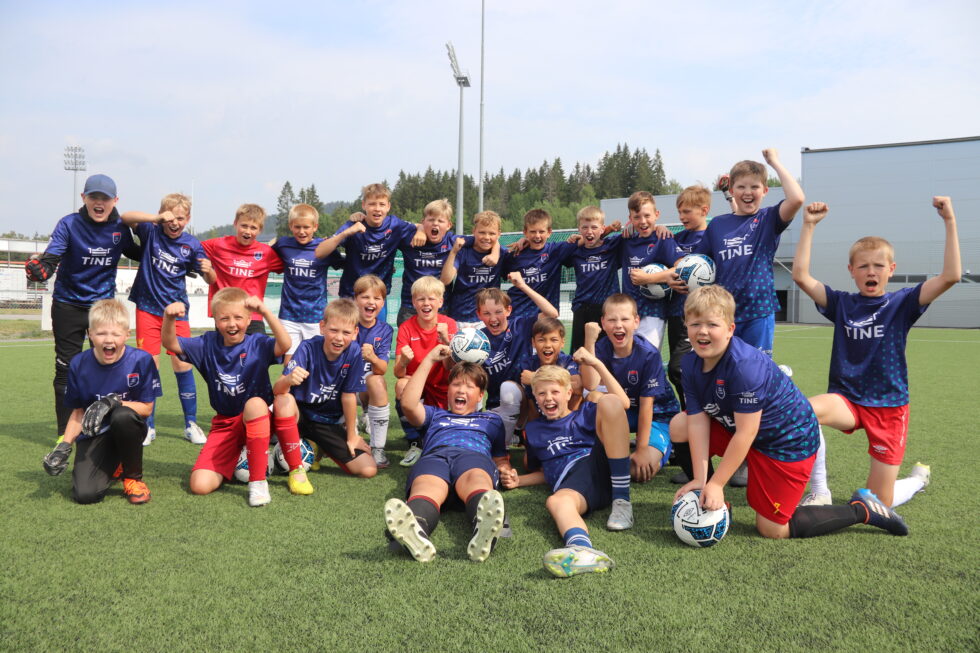 Da guttene fra 2011-kullet forsto at avisa var på besøk, strømmet de til for å være med på bildet.