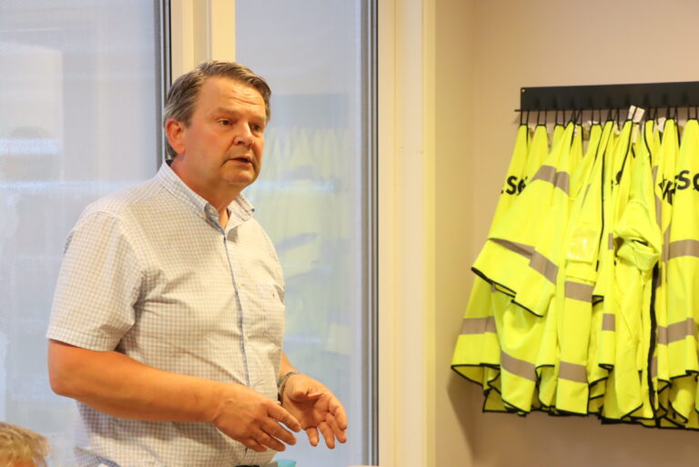 Administrerende direktør Lars Joramo inviterte naboene på kaffe og kaker. Støynivået skal dempes, lover han.