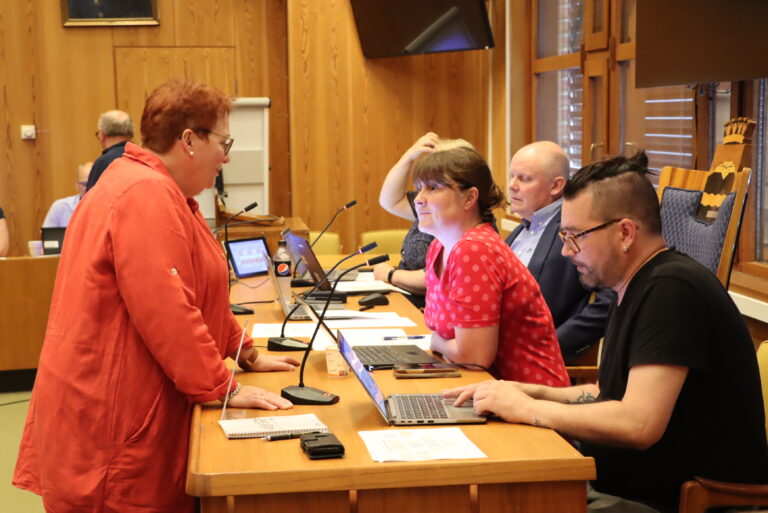 Ordførerkandidat Elin Såheim Bjørkli (Ap), ordfører Eli Wathne (H) og varaordfører Tommy Smedtorp i dialog.
