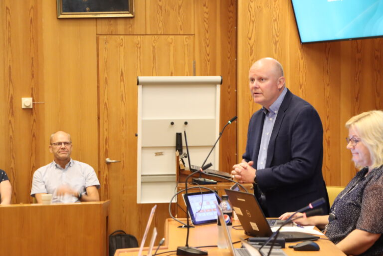 Verken kommunedirektør Lars Andreas Uglem (t.h.) eller kommunalsjef Rune Lund ønsker å kommentere når de ble kjent med usikkerheten rundt Holttunet.