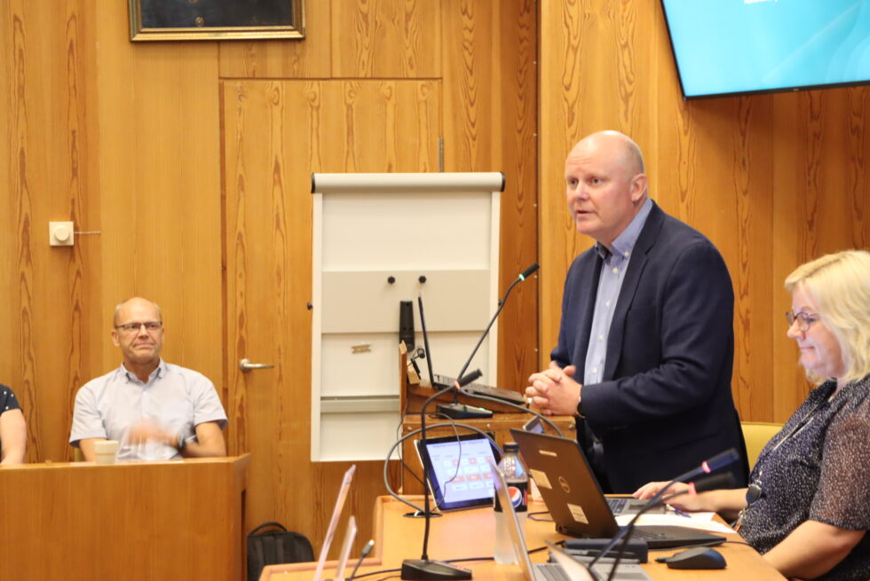 Verken kommunedirektør Lars Andreas Uglem (t.h.) eller kommunalsjef Rune Lund ønsker å kommentere når de ble kjent med usikkerheten rundt Holttunet.