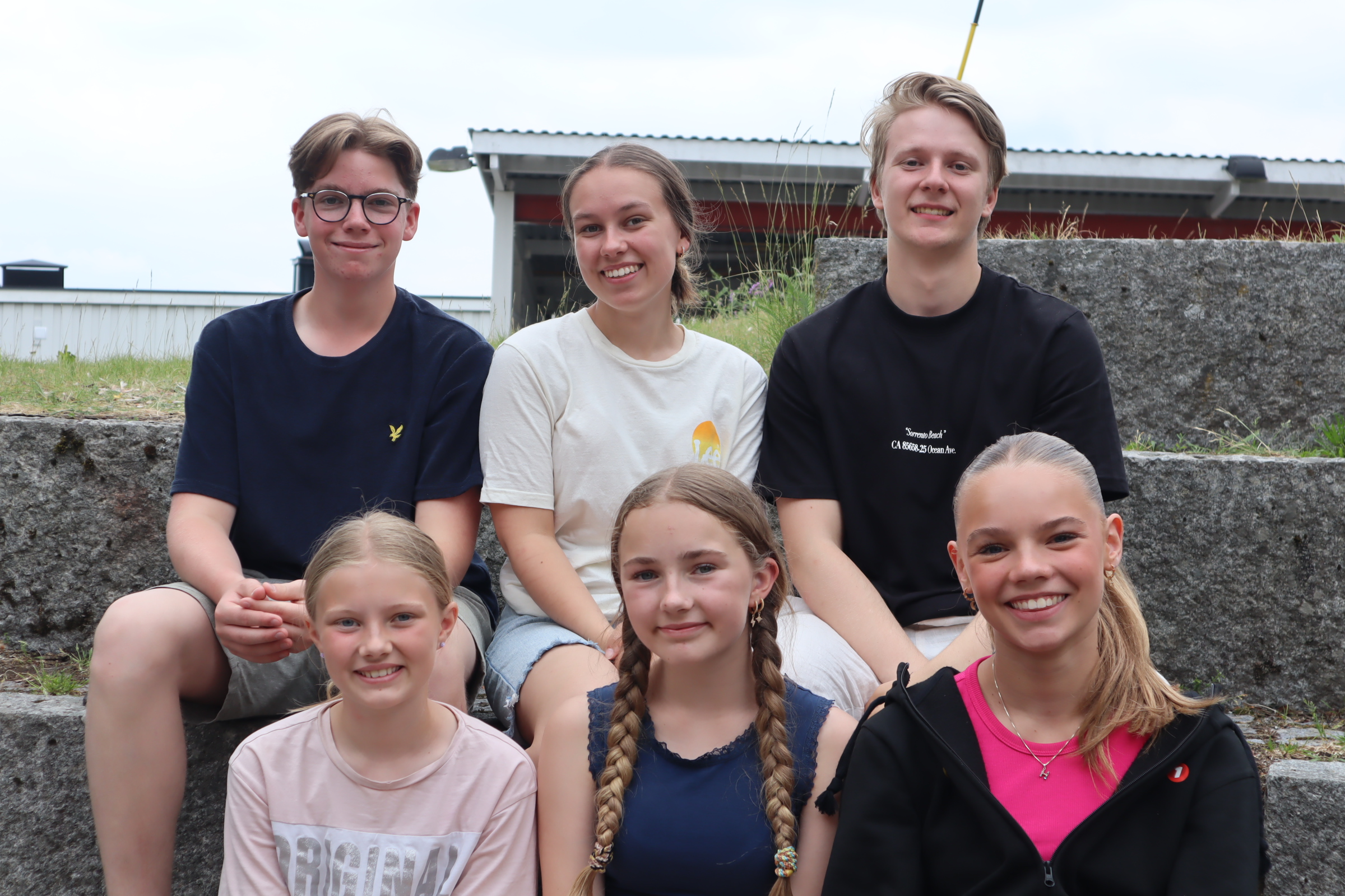 Gjengen som skal spille firkløveren under årets «Oberst Krebs og jakten på festningssverdet» er Kim Aurdahl Johnsen (bak fra venstre), Nora Mellem Sund og Eskil Johansen, Molly Kollgrov Lunder (foran fra venstre), Pernille Skarstad og Hennika Eggum Huuse.