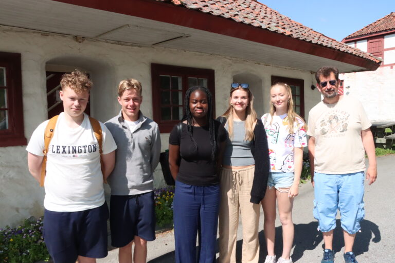 Emil Bekken (t.v), Jonas Bekkåsen, Katharina Ukachukwu, Victoria Frysjøenden og Åsa Andersen skal være verter under turistsesongen på festningen. Torsdag fikk de opplæring av Lars Ovlien. Ikke på bildet: Mina Hovland.