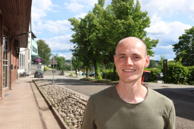 Dirigent Trym Ramlo Ystad starter barnekor i Kongsvinger. Nå etterlyser han barn som vil være med i det nye koret.