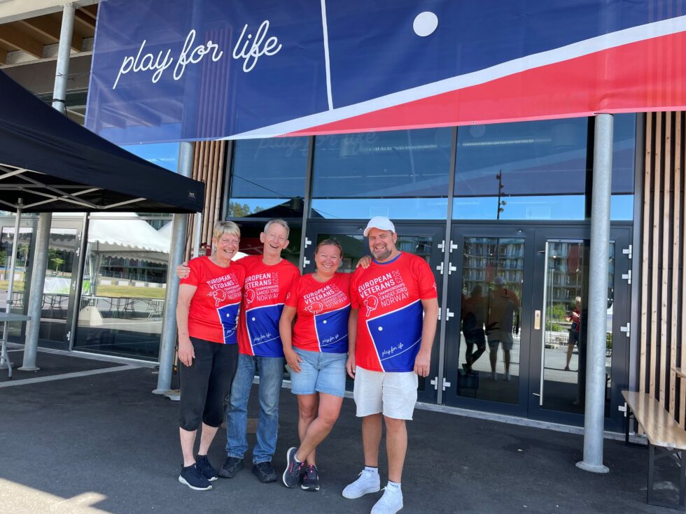 Sissel Leffmann (f.v.), Ragnar Leffmann, Anne Haug, og Erik Bergerseter smiler for veteran EM i Sandefjord.