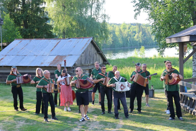 Søndre Finnskogen spellemannslag holdt konsert på Austmarka bygdetun på Sankthansaften.