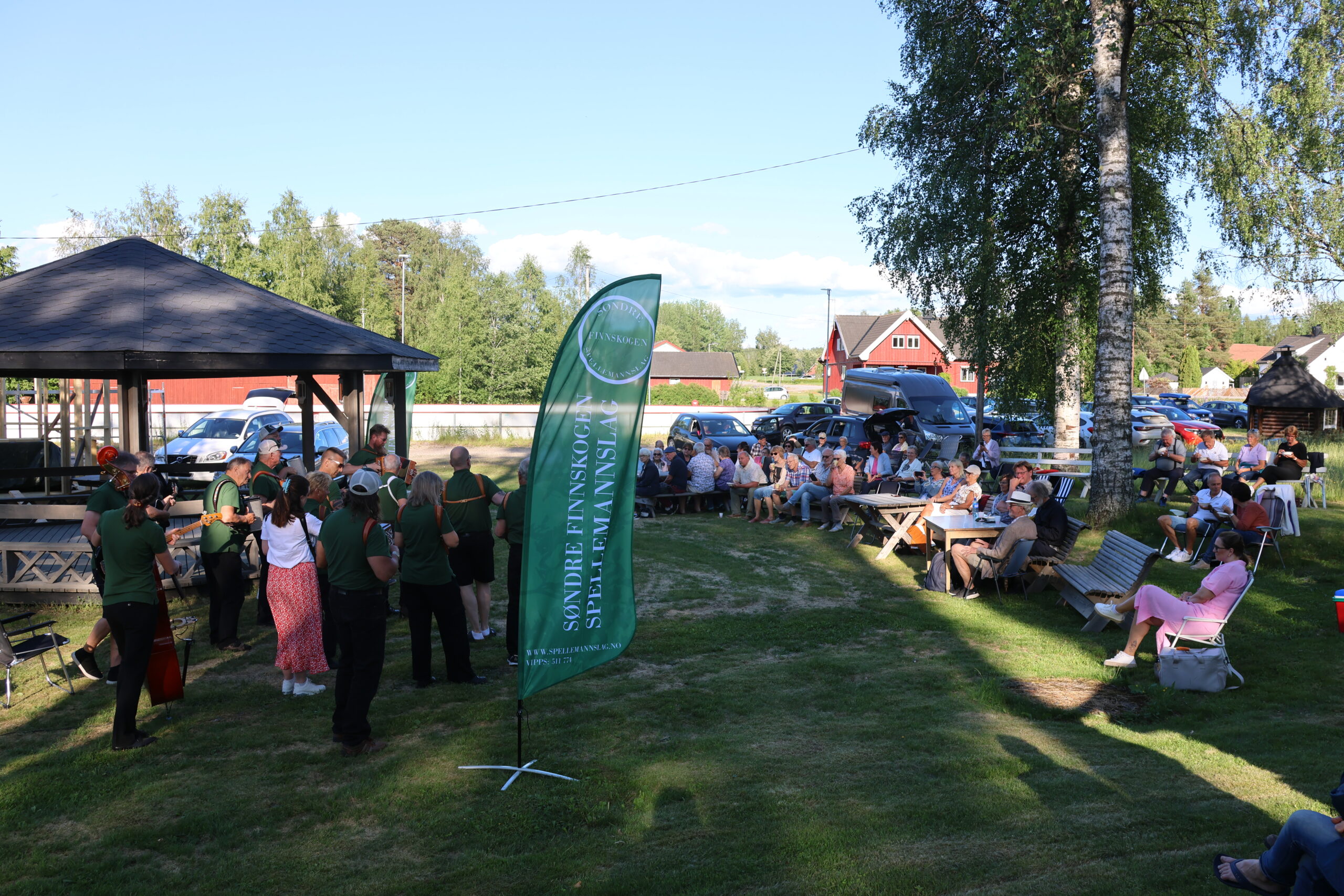 Mye publikum hadde møtt opp for å høre på Søndre Finnskogen spellemannslag på Austmarka bygdetun.