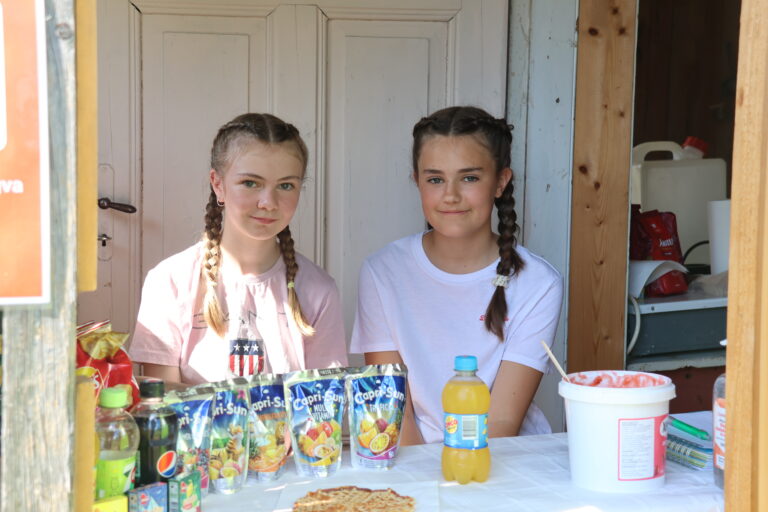 Tina Nordby-Longva (t.v.) og Selma Johnsrud har åpnet sommerkiosk på Austmarka bygdetun.