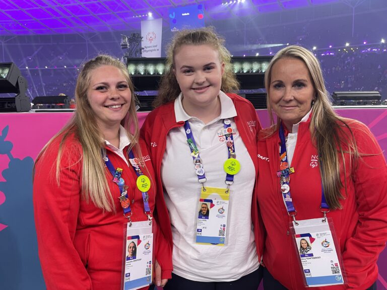 Det norske landslaget hadde med seg to spillere fra Kongsvinger, nemlig Jeanette Smedtorp (f.v.) og Sara Gregersen Hoel. Nina Tomteberget var med som trener.