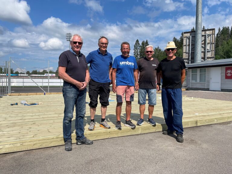 Arnfinn Bekkåsen (f.v.), Per Rolf Ervik, Oddmund Broen, Bjørn Aasum, og Magne Sandstad har hatt hendene fulle de to siste dagene.