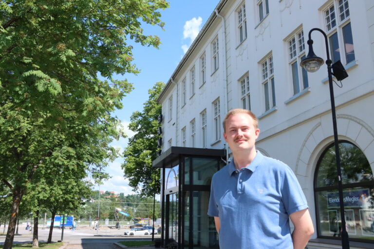 Oskar Aanmoen gleder seg til nye blå skilt. Bankbygget står på lista i neste runde til høsten.