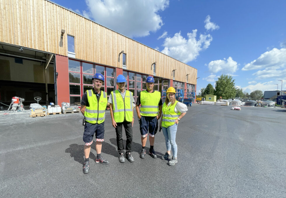 Tommy Jonassen (f.v.), Rune Lund, Arnfinn Strømstad og Kristin Bergsløkken gleder seg til den nye brannstasjonen står ferdig på sensommeren.