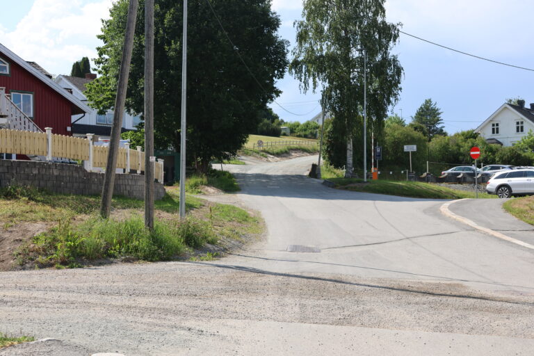 Arbeidene i krysset Digerudvegen og Jernbanegata skal ferdigstilles i høst.