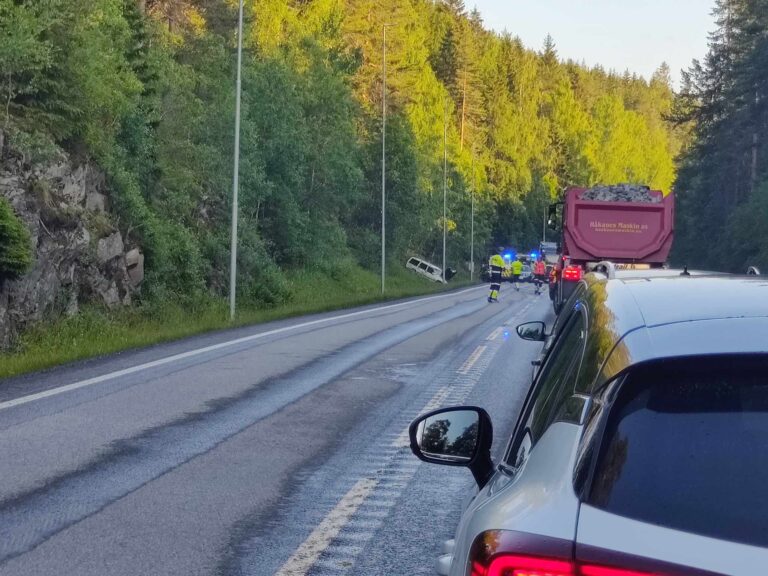 En bil havnet i grøfta på riksvei 2 i kveld. En person er fraktet til sykehus med ambulanse.