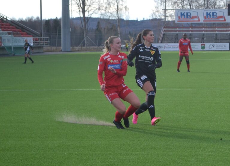 Julie Rande Ekre og resten av KILs fotballkvinner var skuffet etter at de tapte vårsesongens siste seriekamp torsdag kveld.