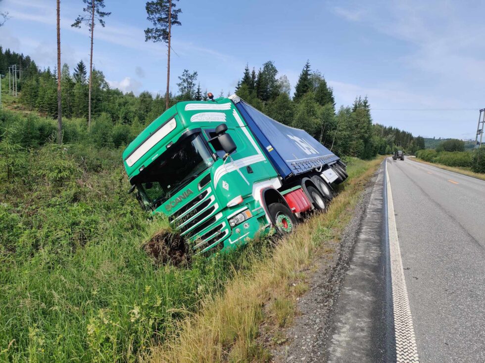 Lastebilen veltet etter å ha havnet i grøfta. Trafikken går som normalt forbi stedet.