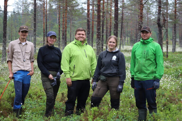 Gjengen som ikke lar seg prege av mygg. F.v. Sondre Englund Brenni, Anne Petra Øyen Jacobsen, Martin Eilertsen, Siri Graff og Kasper Tollefsbøl.