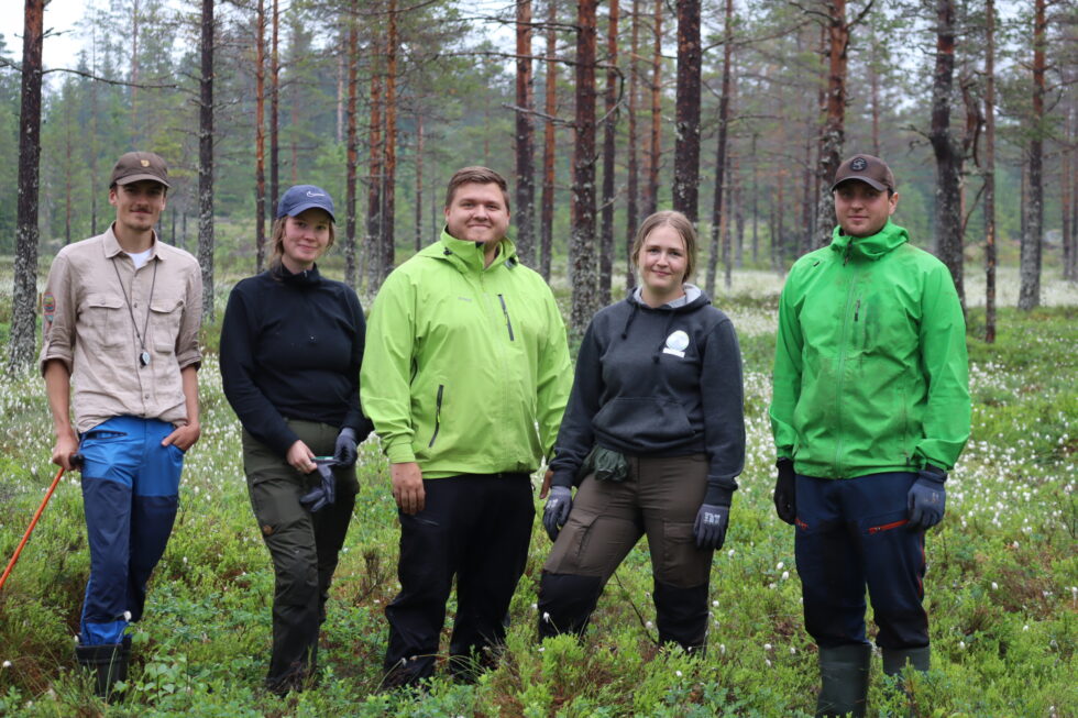 Gjengen som ikke lar seg prege av mygg. F.v. Sondre Englund Brenni, Anne Petra Øyen Jacobsen, Martin Eilertsen, Siri Graff og Kasper Tollefsbøl.