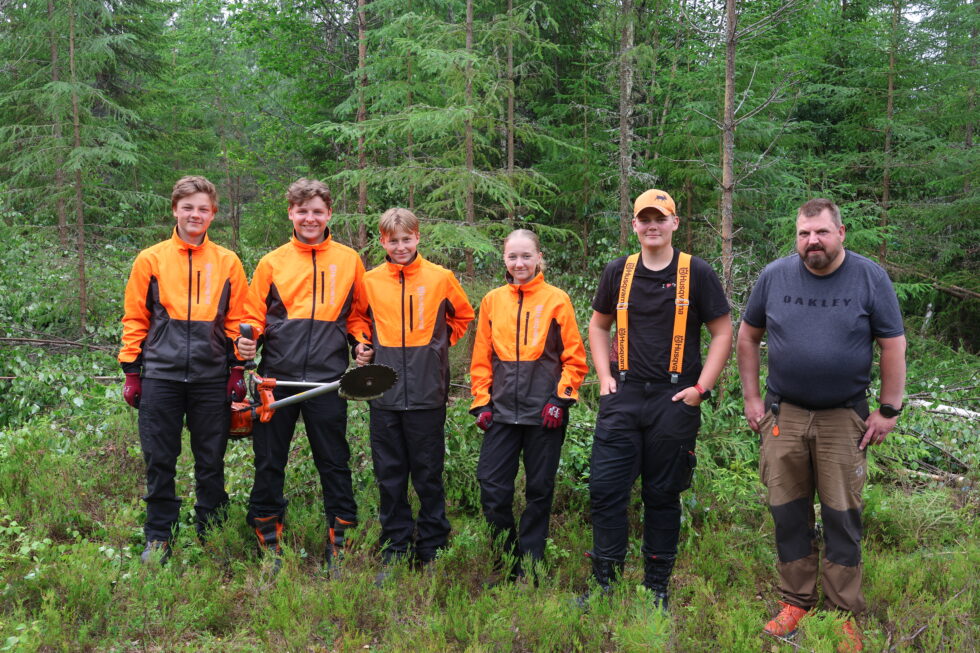 I Kuberget ved Masterudvegen driver Oscar Kvernbakken Sætaberget, (F.V.) Jesper Fagernes, Salomon Braaten, Inger Kirkeberg Østgård, og arbeidsleder John Arne Torp med ungskogpleie. Ole Jørgen Gjems i Kongsvinger kommune er fornøyd med prosjektet og resultatet i skogen.