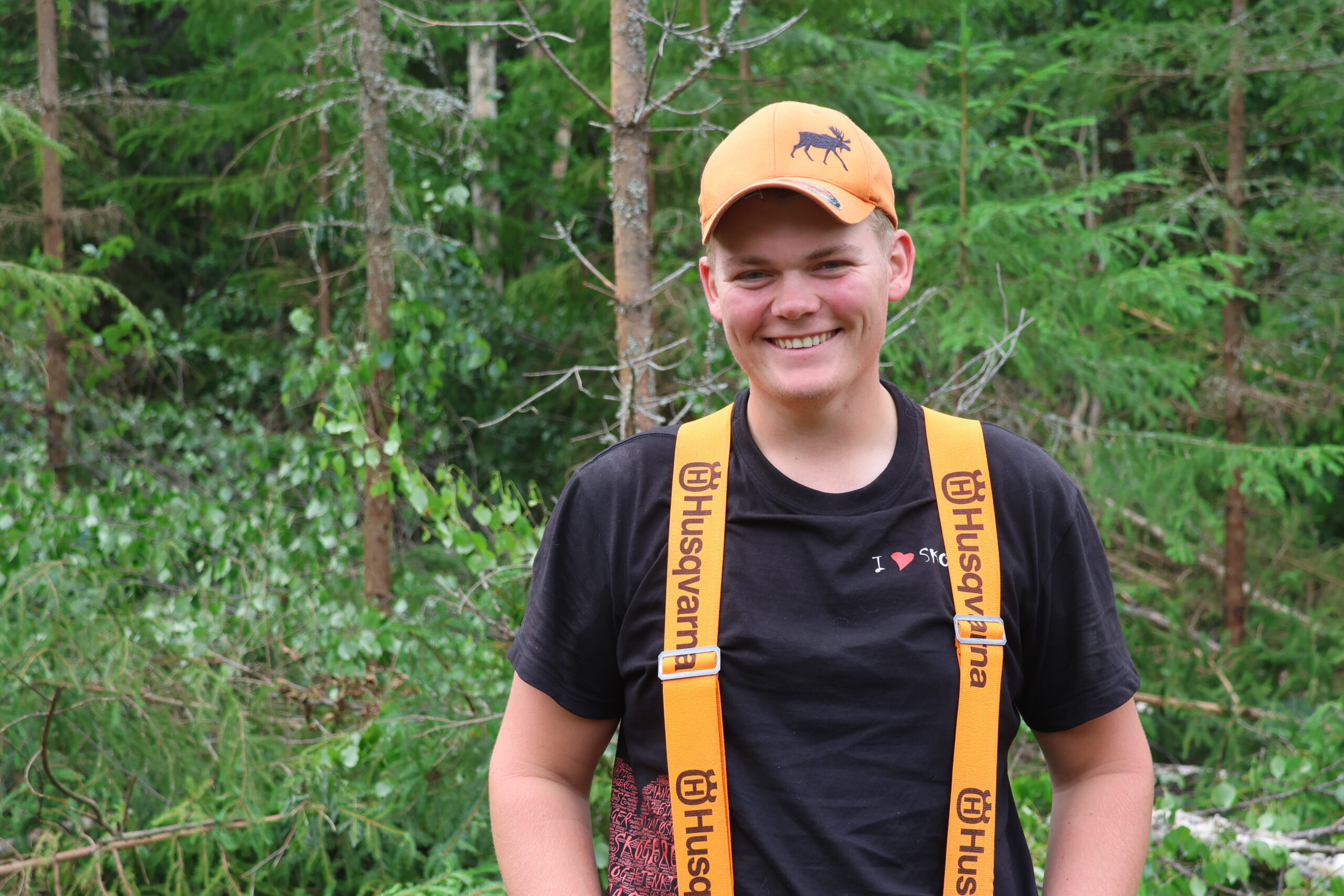 John Arne Torp fra Græsberget fikk sommerjobb i skogen for sju år siden. Nå har han en bachelor i skogbruk og har sommerjobb som arbeidsleder for årets sommerjobbere i Kongsvinger kommune sine skoger.